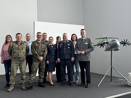 Der neugewählte Vorstand der TruKa KdoLw/G-S-K mit dem Bundesvorsitzenden, Oberst Andre Wüstner. Foto: DBwV