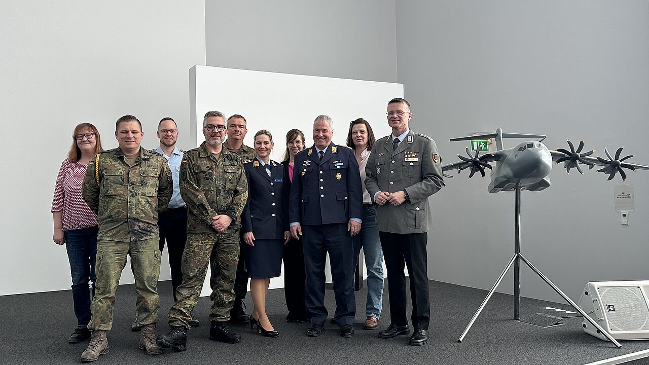 Der neugewählte Vorstand der TruKa KdoLw/G-S-K mit dem Bundesvorsitzenden, Oberst Andre Wüstner. Foto: DBwV