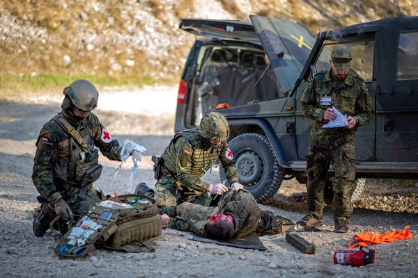 Ein Sanitätszug soll neu aufgestellt werden: Bei einer Übung versorgen Sanitätskräfte einen verletzten Soldaten. Foto: Bundeswehr/Patrick Grüterich