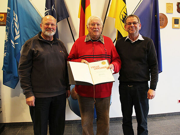 Der Vorsitzende Oberstabsfeldwebel a.D. Werner Pietsch mit dem Geehrten Hauptmann a.D. Helmut Reimer und dem Bezirksvorsitzenden Oberstabsfeldwebel a.D. Harald Lott (v.l.). Foto: Gerd Braun