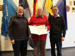 Der Vorsitzende Oberstabsfeldwebel a.D. Werner Pietsch mit dem Geehrten Hauptmann a.D. Helmut Reimer und dem Bezirksvorsitzenden Oberstabsfeldwebel a.D. Harald Lott (v.l.). Foto: Gerd Braun