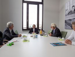 CESI-Präsident Romain Wolff (2.v.l) und CESI-Generalsekretär Klaus Heeger (r.) im Gespräch mit dem Stellvertretenden Bundesvorsitzenden Stabsfeldwebel a.D. Thomas Schwappacher (M.), Oberstleutnant a.D. Thomas Sohst, DBwV-Vertreter bei CESI, und Anja Silbe, Mitarbeiterin der Abteilung Politik beim DBwV. Foto: DBwV/Yann Bombeke
