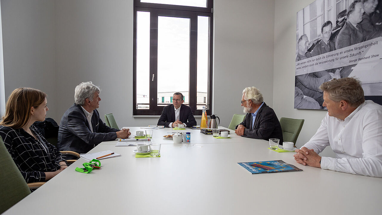CESI-Präsident Romain Wolff (2.v.l) und CESI-Generalsekretär Klaus Heeger (r.) im Gespräch mit dem Stellvertretenden Bundesvorsitzenden Stabsfeldwebel a.D. Thomas Schwappacher (M.), Oberstleutnant a.D. Thomas Sohst, DBwV-Vertreter bei CESI, und Anja Silbe, Mitarbeiterin der Abteilung Politik beim DBwV. Foto: DBwV/Yann Bombeke