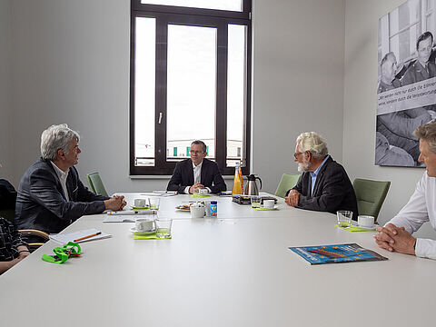 CESI-Präsident Romain Wolff (2.v.l) und CESI-Generalsekretär Klaus Heeger (r.) im Gespräch mit dem Stellvertretenden Bundesvorsitzenden Stabsfeldwebel a.D. Thomas Schwappacher (M.), Oberstleutnant a.D. Thomas Sohst, DBwV-Vertreter bei CESI, und Anja Silbe, Mitarbeiterin der Abteilung Politik beim DBwV. Foto: DBwV/Yann Bombeke
