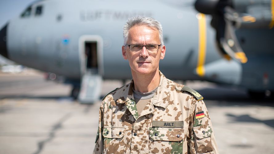 Brigadegeneral Jens Arlt leitete vor Ort die gefährliche Evakuierungsmission der Bundeswehr in Afghanistan. Dafür wird der Kommandeur der Luftlandebrigade 1 vom Bundespräsidenten ausgezeichnet. Foto: Bundeswehr/Tessensohn