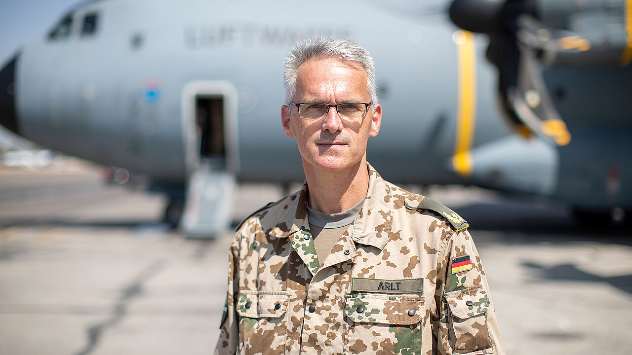 Brigadegeneral Jens Arlt leitete vor Ort die gefährliche Evakuierungsmission der Bundeswehr in Afghanistan. Dafür wird der Kommandeur der Luftlandebrigade 1 vom Bundespräsidenten ausgezeichnet. Foto: Bundeswehr/Tessensohn