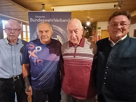 Stabsfeldwebel a.D. Norbert Frühwald mit Mandatsträger Stabsfeldwebel a.D. Rudolf Rieger und dem langjährigen Mitglied Oberstleutnant a.D. Lothar Eisenreich sowie Stabsfeldwebel a.D. Franz Jung. Foto: Bernhard Seiberl