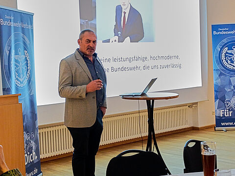 Bei der Mitgliederversammlung der KERH Murnau diskutierten Mitglieder und Gäste, darunter Oberstleutnant Rosi Häßelbarth in Vertretung des Kommandeurs des Informationstechnikbataillons 293, mit Landesvorsitzendem Josef Rauch (Foto) über Sicherheitspolitik und Verbandsarbeit. Foto: Jürgen Schreier