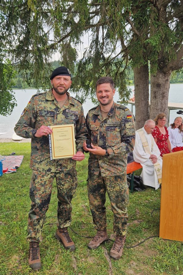 Der Kompaniechef der 4./Aufklärungsbataillon 10, Major Christoph S,, überreichte Veteranenabzeichen. Foto: DBwV