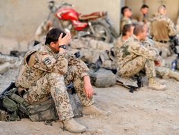 Bundeswehrsoldaten ruhen sich nach einer anstrengenden Nacht im Distrikt von Charrah Darreh nahe Kundus in einem Außenposten der Local Security Forces (Lokalen Sicherheiteskräfte) aus. Foto: dpa