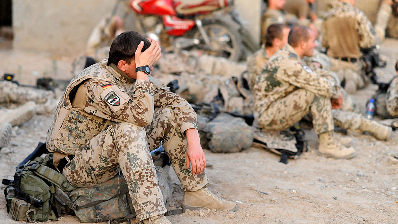 Bundeswehrsoldaten ruhen sich nach einer anstrengenden Nacht im Distrikt von Charrah Darreh nahe Kundus in einem Außenposten der Local Security Forces (Lokalen Sicherheiteskräfte) aus. Foto: dpa