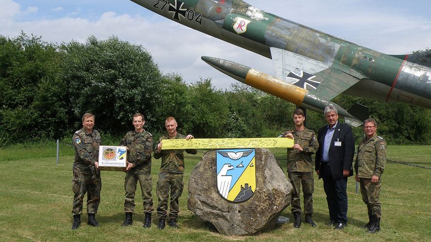 Denken an Kameraden im Einsatz, (v.l.) TruKa Vorsitzender StFw Stefan Riep, Hptm Marian Schütze, OFw Christopher Gutt, OFw Christoph Wichmann, Bürgermeister Hermann Temme und StFw Werner Dürdoth (Foto: sTruKa AbgTZug 242)