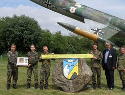 Denken an Kameraden im Einsatz, (v.l.) TruKa Vorsitzender StFw Stefan Riep, Hptm Marian Schütze, OFw Christopher Gutt, OFw Christoph Wichmann, Bürgermeister Hermann Temme und StFw Werner Dürdoth (Foto: sTruKa AbgTZug 242)