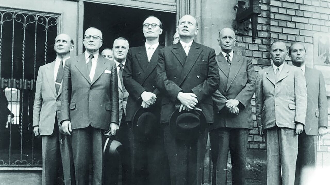 Die Basis des Amtes Blank mit Theodor Blank (4.v.re.) an der Spitze im Jahr 1950. 1955 wurde aus der Behörde das Bundesministerium für Verteidigung und Theodor Blank erster Verteidigungsminister. Foto: Bundesarchiv/Wikipedia