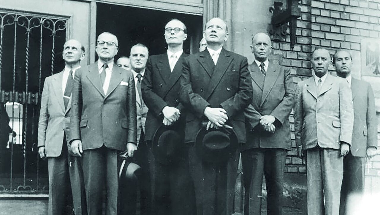 Die Basis des Amtes Blank mit Theodor Blank (4.v.re.) an der Spitze im Jahr 1950. 1955 wurde aus der Behörde das Bundesministerium für Verteidigung und Theodor Blank erster Verteidigungsminister. Foto: Bundesarchiv/Wikipedia