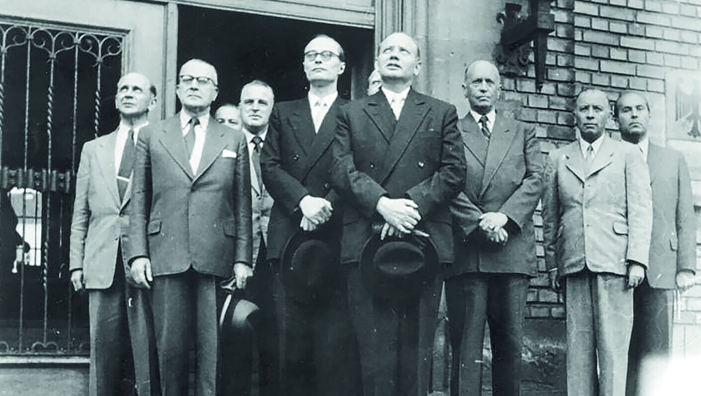 Die Basis des Amtes Blank mit Theodor Blank (4.v.re.) an der Spitze im Jahr 1950. 1955 wurde aus der Behörde das Bundesministerium für Verteidigung und Theodor Blank erster Verteidigungsminister. Foto: Bundesarchiv/Wikipedia