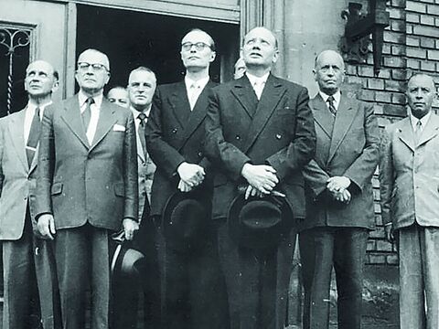 Die Basis des Amtes Blank mit Theodor Blank (4.v.re.) an der Spitze im Jahr 1950. 1955 wurde aus der Behörde das Bundesministerium für Verteidigung und Theodor Blank erster Verteidigungsminister. Foto: Bundesarchiv/Wikipedia