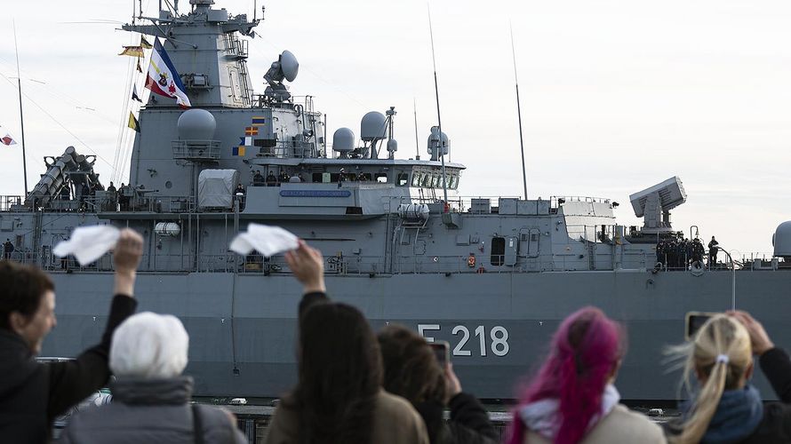 Die "Mecklenburg-Vorpommern" ist mit einer Besatzungsstärke von 195 Soldatinnen und Soldaten nach Hause gekommen. Darunter sind 16 Offizieranwärterinnen und -anwärter, die ihr Bordpraktikum im Rahmen der Ausbildung absolvierten. Foto: Bundeswehr/Leon Rodewald