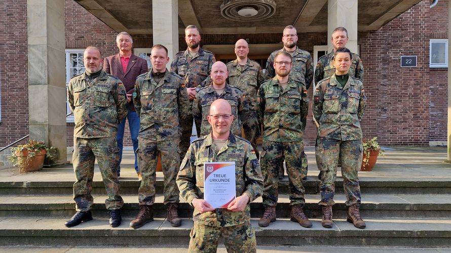 Vorstand, Wahlleiter und der Geehrte nach der Versammlung. Foto: DBwV