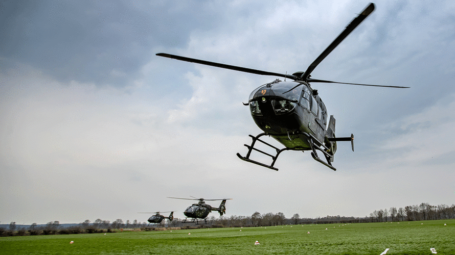 Piloten trainieren im April 2019 mit dem Schulungshubschrauber EC 135 Formation Landing im Rahmen der Ausbildung zum Hubschrauberfluglehrer im Internationalen Hubschrauberausbildungszentrum in Bückeburg. Ein Hubschrauber dieses Typs soll jetzt in Niedersachsen abgestürzt sein. Foto: Bundeswehr/Christian Vierfuß