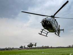 Piloten trainieren im April 2019 mit dem Schulungshubschrauber EC 135 Formation Landing im Rahmen der Ausbildung zum Hubschrauberfluglehrer im Internationalen Hubschrauberausbildungszentrum in Bückeburg. Ein Hubschrauber dieses Typs soll jetzt in Niedersachsen abgestürzt sein. Foto: Bundeswehr/Christian Vierfuß