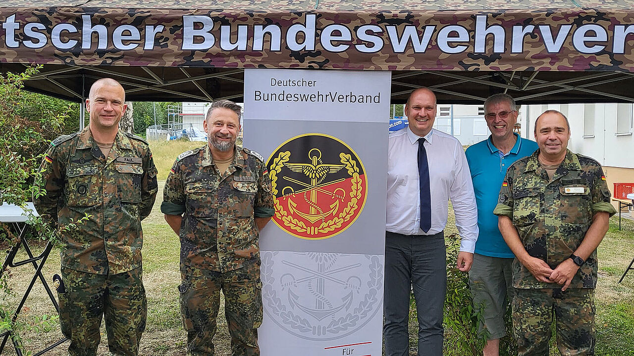 Der Kommandeur des Feldwebel- und Unteroffizieranwärter Bataillon 1, Oberstleutnant Daniel Faul, der Vorsitzende der StOKa Stabsfeldwebel Oliver Spengler, der Bürgermeister der Stadt Steffen Grimm, der DBwV Standortbeauftragte Hauptmann a. D. Hans-Jürgen Hoffmann sowie der stellvertretende Landesvorsitzende Hauptmann Ralf Baasch bei der Begrüßung der Teilnehmer am Sommergrillen. Foto: StOKa Sondershausen