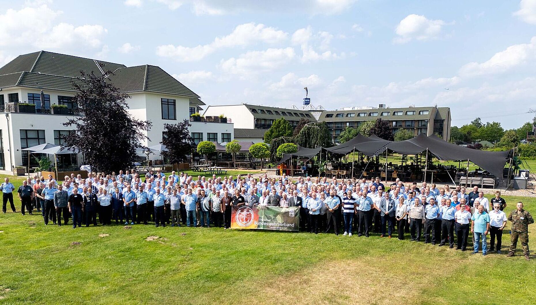 Die Delegierten des Landesverbands Ost versammeln sich in Dahlewitz. Foto: DBwV/Sarina Flachsmeier