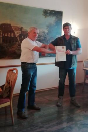 Bereits bei früherer Gelegenheit wurde in Kusel auch Stabsfeldwebel a.D. Bernhard Mohr für seine 40-jährige DBwV-Mitgliedschaft mit der Treueurkunde und -nadel beglückwünscht. Foto: DBwV