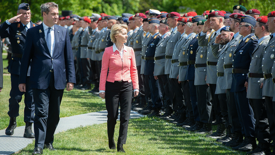 Helmut Dotzler (v.l.n.r.), Brigadegeneral und Kommandeur des Landeskommandos Bayern, Markus Söder, Ministerpräsident von Bayern, und Verteidigungsministerin Ursula von der Leyen schreiten im Stadtpark in Roth anlässlich der Indienststellung des Landesregiments Bayern die Front der Reservisten ab. Foto: dpa