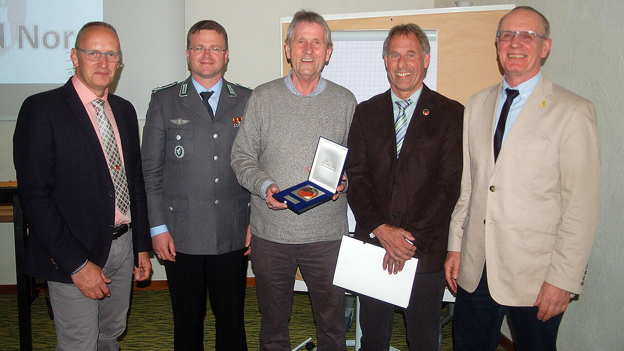 Schenkel, Wüstner, Rahlf, Rosenke und Kiesner (v.l.) Foto: DBwV/LV Nord