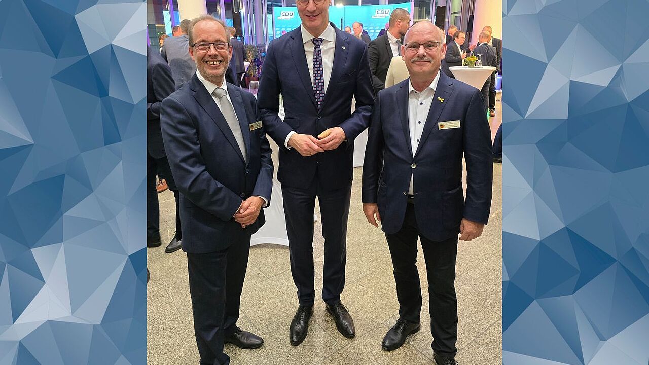 Zu Gast beim CDU Sommerfest, der Landesvorsitzende West Lutz Meier (rechts) mit seinem Stellvertreter Volker Keil (links), hier mit dem Ministerpräsidenten Hendrik Wüst. Foto: DBwV