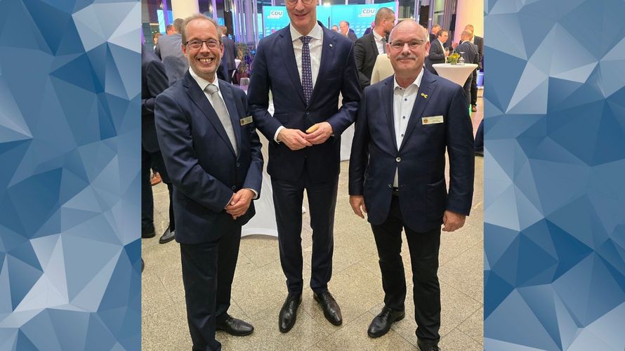 Zu Gast beim CDU Sommerfest, der Landesvorsitzende West Lutz Meier (rechts) mit seinem Stellvertreter Volker Keil (links), hier mit dem Ministerpräsidenten Hendrik Wüst. Foto: DBwV