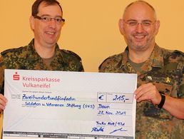 Mit einem symbolischen Scheck: 215 Euro erhält die SVS als Spende. Foto: DBwV