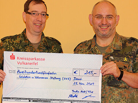 Mit einem symbolischen Scheck: 215 Euro erhält die SVS als Spende. Foto: DBwV