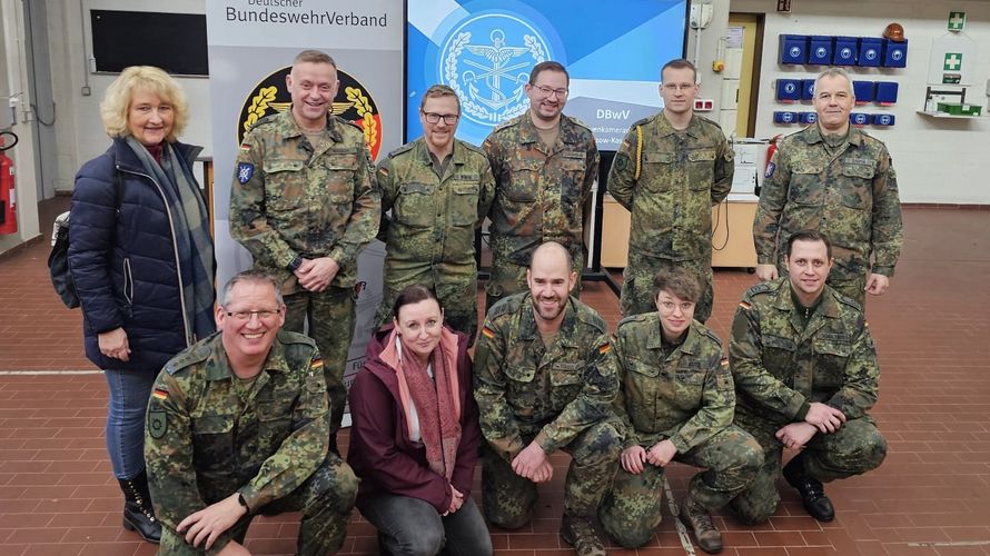 Neues Vorstandsteam in Aachen: Reihe hinten: Anja Schnabel (von links), Benjamin Haisch, Steffen Münch, Marcel Sudermann, Michael Thilo, Frank Dolfen Reihe vorn: Sascha Handt (von links), Jessica Tiggeler, Thomas Tiggeler, Lorena Heutz, Sascha Schultheis. Foto: Hptm Marion Ziegler