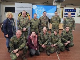 Neues Vorstandsteam in Aachen: Reihe hinten: Anja Schnabel (von links), Benjamin Haisch, Steffen Münch, Marcel Sudermann, Michael Thilo, Frank Dolfen Reihe vorn: Sascha Handt (von links), Jessica Tiggeler, Thomas Tiggeler, Lorena Heutz, Sascha Schultheis. Foto: Hptm Marion Ziegler