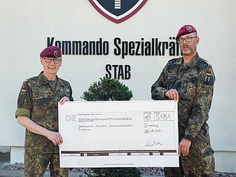 Der Spendencheck wurde von Oberstleutnant Oliver Muhs an Brigadegeneral Ansgar Meyer (l.) übergeben. Foto: Laufteam Bundeswehr und Reservisten 