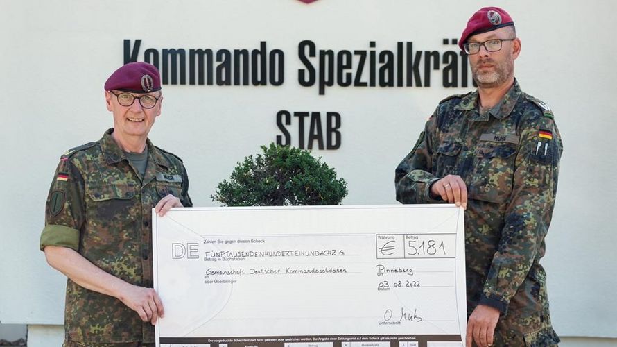 Der Spendencheck wurde von Oberstleutnant Oliver Muhs an Brigadegeneral Ansgar Meyer (l.) übergeben. Foto: Laufteam Bundeswehr und Reservisten 