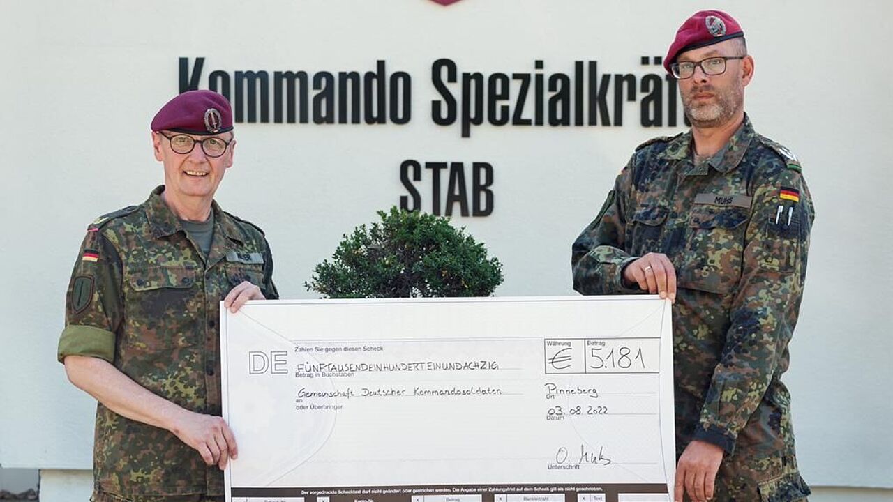 Der Spendencheck wurde von Oberstleutnant Oliver Muhs an Brigadegeneral Ansgar Meyer (l.) übergeben. Foto: Laufteam Bundeswehr und Reservisten 
