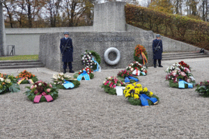 Kränze vor dem Ehrenmal der Luftwaffe in Fürstenfeldbruck. Foto: DBwV/Michael Scholz