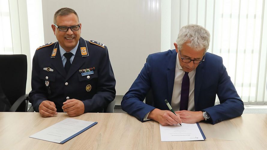 Staatssekretär Gerd Hoofe (r.) und der Vorsitzende des Hauptpersonalrats, Stabshauptmann Martin Vogelsang, bei der Unterzeichnung der Rahmenvereinbarung. Foto: DBwV/Hahn