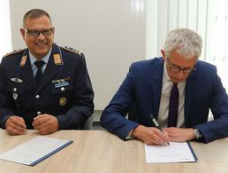 Staatssekretär Gerd Hoofe (r.) und der Vorsitzende des Hauptpersonalrats, Stabshauptmann Martin Vogelsang, bei der Unterzeichnung der Rahmenvereinbarung. Foto: DBwV/Hahn