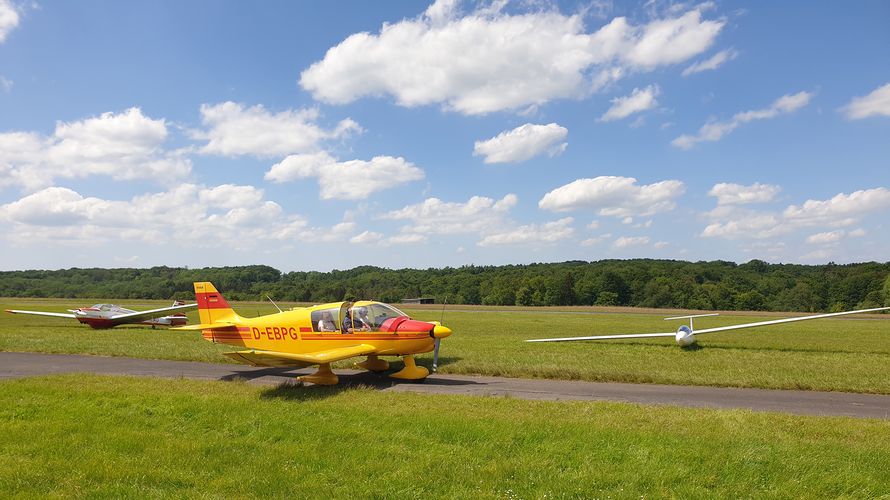 Die Zeit an diesem herrlichen Tag verging sprichwörtlich „wie im Fluge“. Bei bestem Wetter und einer „Sicht bis zum Anschlag“ verlebten die DBwV Mitglieder einen unvergesslichen Tag beim Luftsportverein Neuwied. Foto: Friedhelm Chmieleck