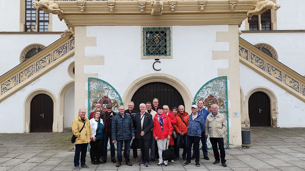 Die Teilnehmer der KERH Holzdorf vor dem im Innenhof des Schlosses Hartenstein befindlichen Wendelstein. Foto: Rüdiger Fels