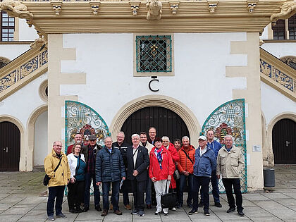 Die Teilnehmer der KERH Holzdorf vor dem im Innenhof des Schlosses Hartenstein befindlichen Wendelstein. Foto: Rüdiger Fels