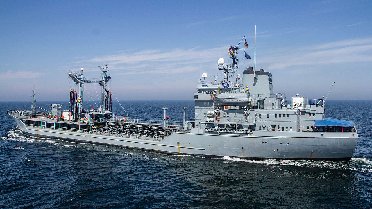 Der DBwV macht sich dafür stark, dass auch tarifbeschäftigte Besatzungsangehörige seegehender Einheiten - wie beispielsweise an Bord des hier abgebildeten Flottentankers „Rhön“ - sogenannte Marinezulage erhalten. Foto: Bundeswehr/Marcel Kröncke
