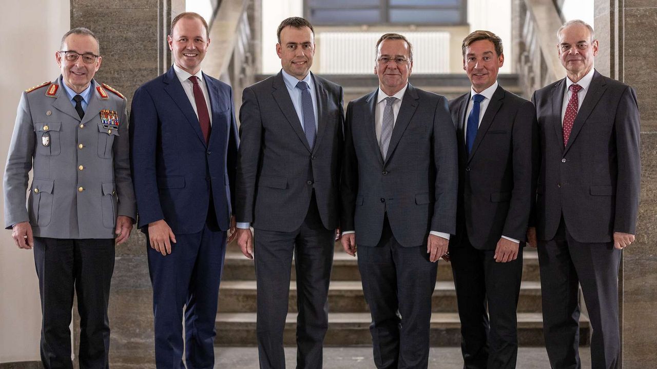 Generalinspekteur Carsten Breuer (von links), Staatssekretär Nils Hilmer, Parl. Staatssekretär Dr. Nils Schmid, Verteidigungsminister Boris Pistorius, Parl. Staatssekretär Sebastian Hartmann und Staatssekretär Benedikt Zimmer. Foto: Tom Twardy/Bundeswehr 