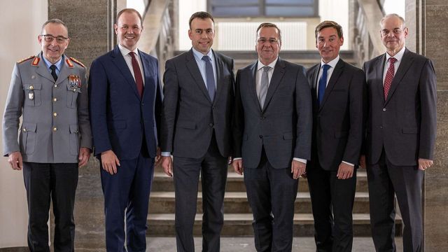 Generalinspekteur Carsten Breuer (von links), Staatssekretär Nils Hilmer, Parl. Staatssekretär Dr. Nils Schmid, Verteidigungsminister Boris Pistorius, Parl. Staatssekretär Sebastian Hartmann und Staatssekretär Benedikt Zimmer. Foto: Tom Twardy/Bundeswehr 