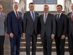 Generalinspekteur Carsten Breuer (von links), Staatssekretär Nils Hilmer, Parl. Staatssekretär Dr. Nils Schmid, Verteidigungsminister Boris Pistorius, Parl. Staatssekretär Sebastian Hartmann und Staatssekretär Benedikt Zimmer. Foto: Tom Twardy/Bundeswehr 