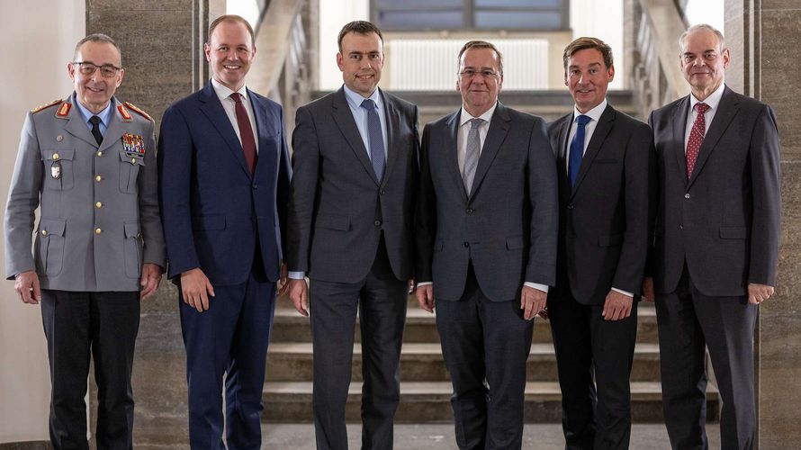 Generalinspekteur Carsten Breuer (von links), Staatssekretär Nils Hilmer, Parl. Staatssekretär Dr. Nils Schmid, Verteidigungsminister Boris Pistorius, Parl. Staatssekretär Sebastian Hartmann und Staatssekretär Benedikt Zimmer. Foto: Tom Twardy/Bundeswehr 